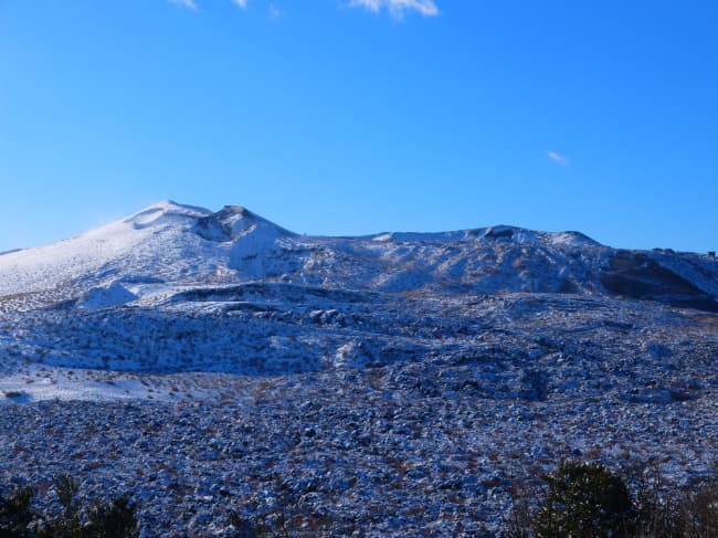 雪の三原山