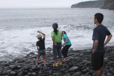 海で遊ぶ子供の画像