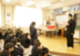 ステージに向かって発表している生徒