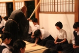 説法をうける生徒の画像