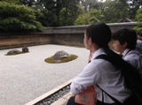 寺院を見学する生徒の画像