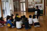 絵本の読み聞かせをしている画像2