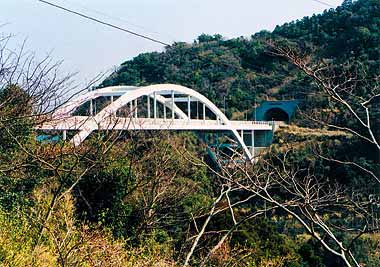 平成14年3月、トンネルを3カ所、橋2カ所を含む約2kmの都道新ルート、泉津岡田間開通。