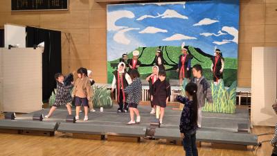 １・２年生劇の様子
